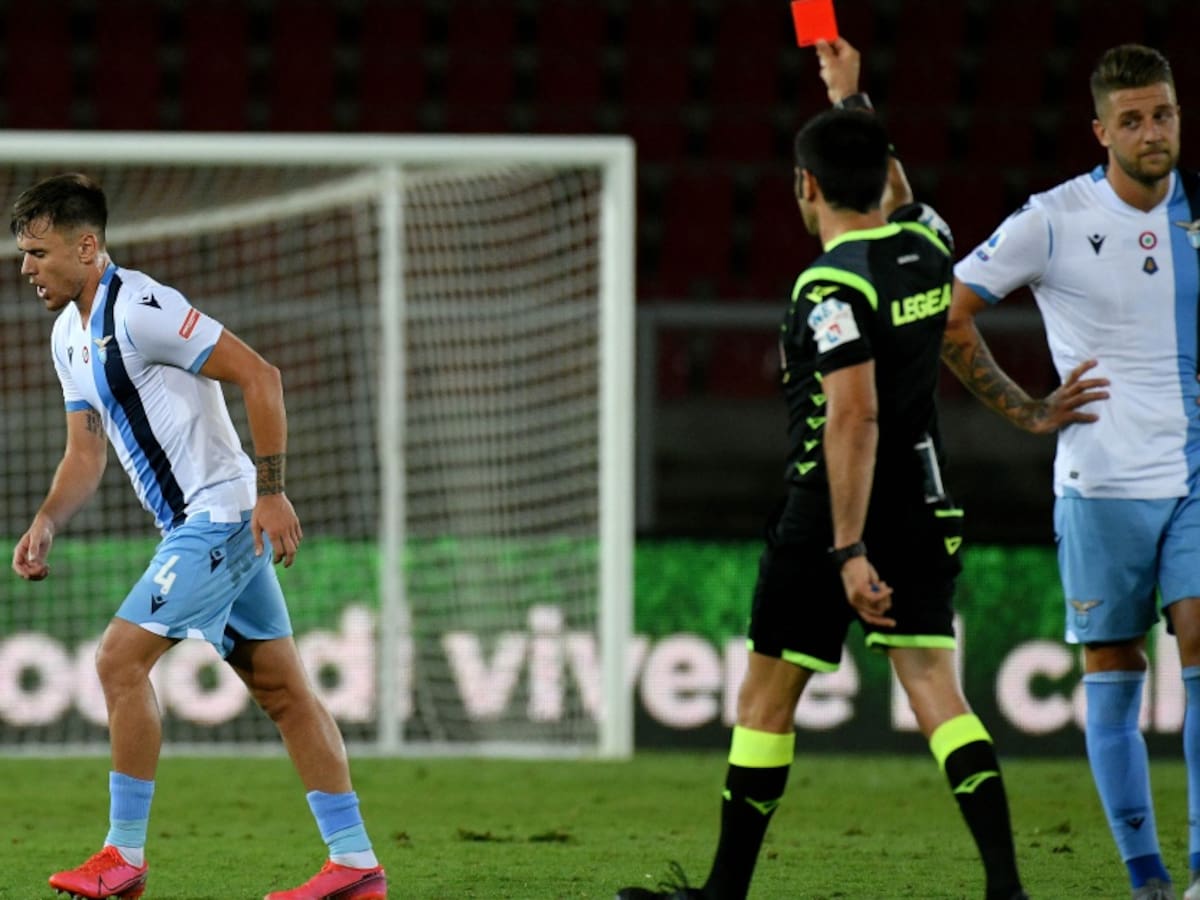 Defensa de la Lazio fue expulsado por morder a jugador del Lecce
