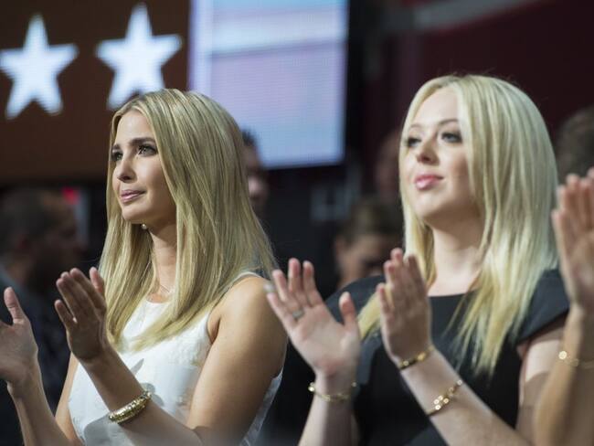 Ivanka y Tiffany, las hijas de Donald Trump, desean feliz Navidad a todos sus seguidores.