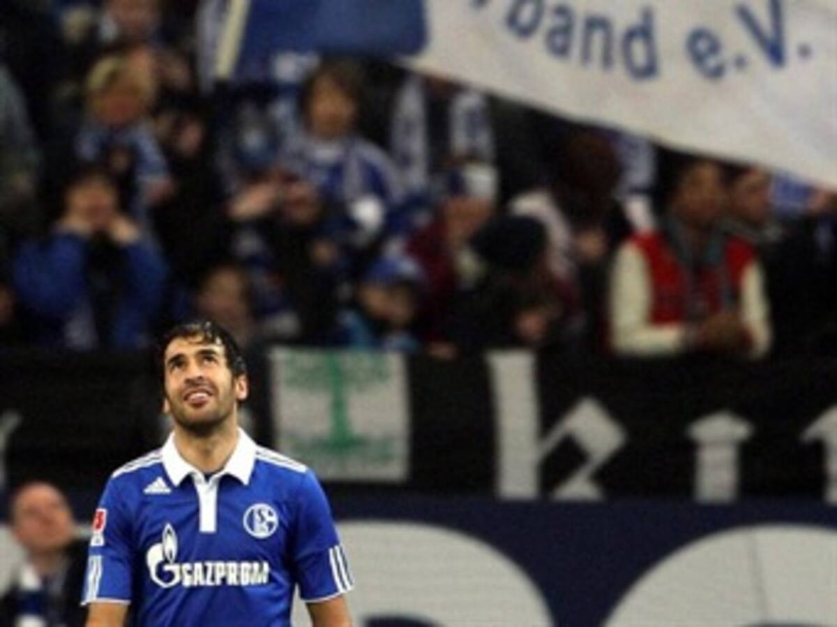 El delantero español Raúl González marcó su gol número 400