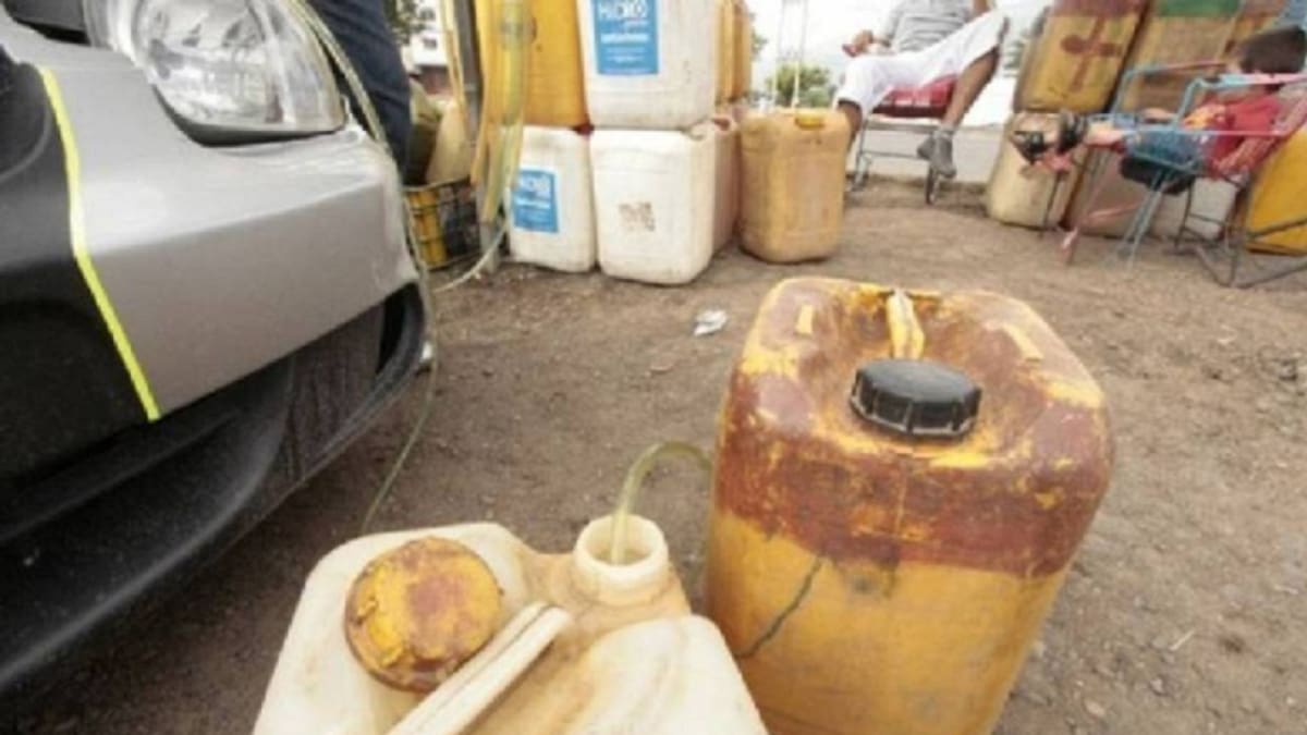 Vendedores informales de combustible critican el incremento de gasolina