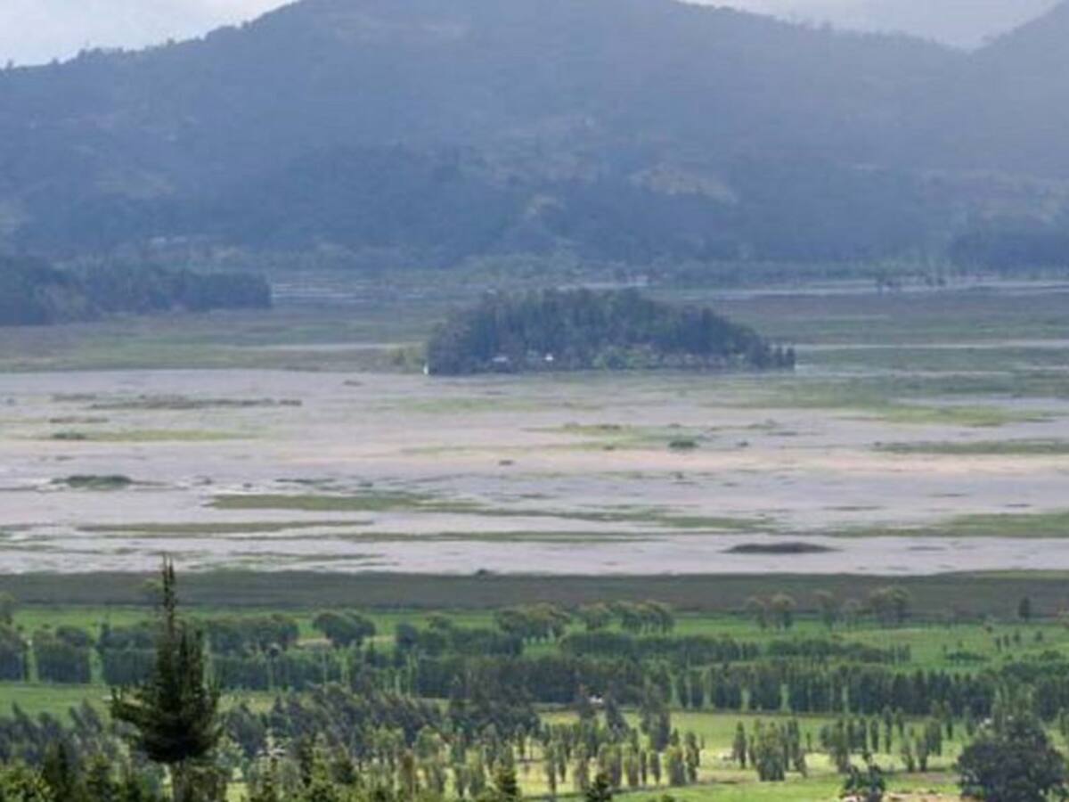 Se abren las compuertas de Tolón por alto nivel en la laguna de Fúquene