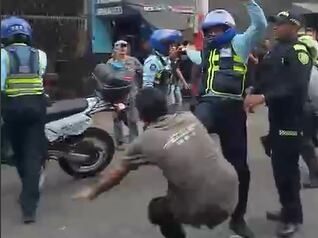 Operativo contra el mal parqueo en Medellín, generó contienda entre agentes de tránsito y la comunidad. Foto: Suministrada.