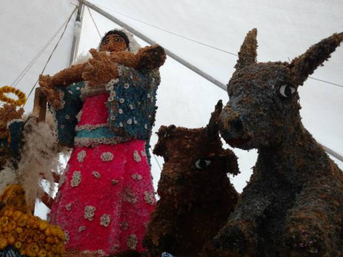 Entre cruces y flores se vive la Semana Mayor en Santa Elena