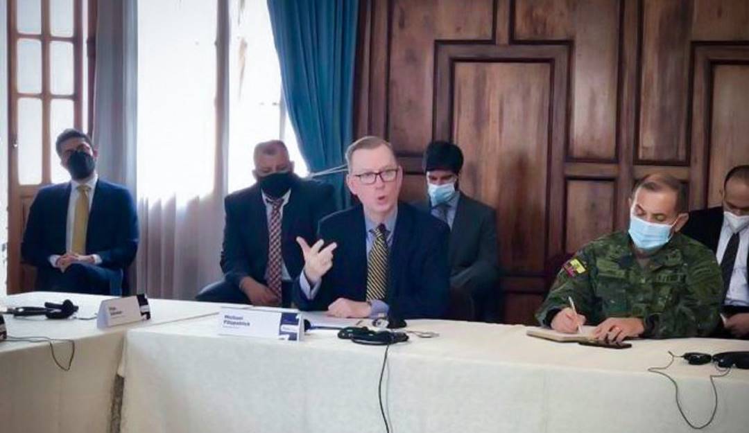 El embajador de EE.UU. en Ecuador, Michael Fitzpatrick, durante un taller de política pública en ciberseguridad en Ecuador.    Foto: Twitter @USembassyEC