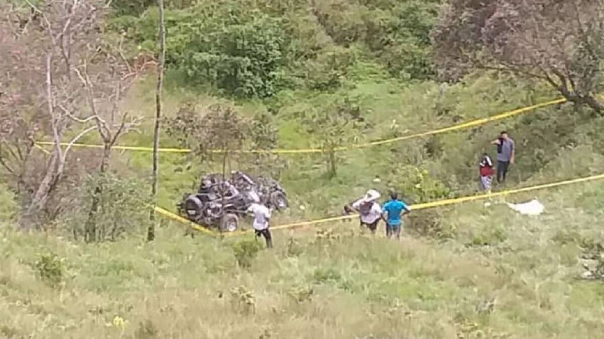 Un carro rodó por un abismo y murieron dos personas en Guatapé