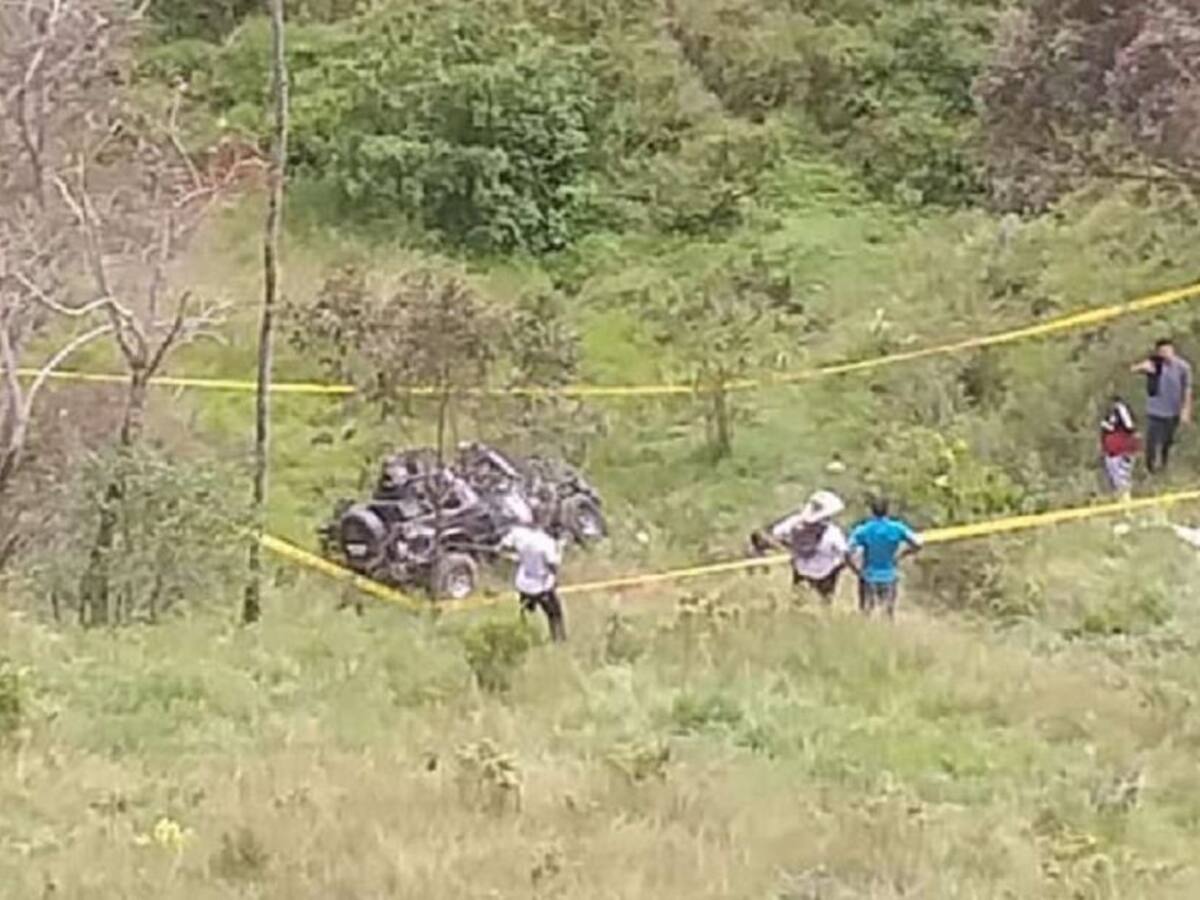 Un carro rodó por un abismo y murieron dos personas en Guatapé