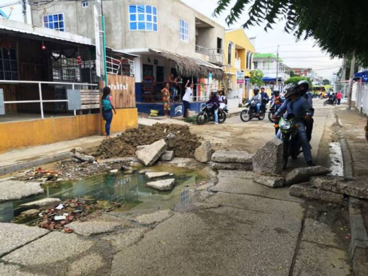Comunidad en el sur de Cartagena levantó placas deterioradas para que se las reparen