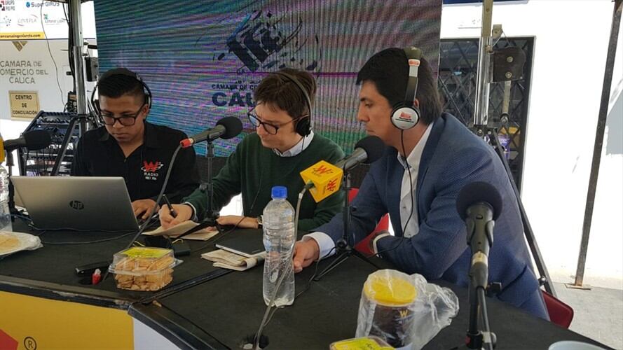 El abogado Andrés Urrego y el alcalde de Popayán, Cesar Gómez debatieron sobre los casos judiciales en los que se encuentra implicado actualmente el encargado de la ciudad. Foto: Redacción W Radio