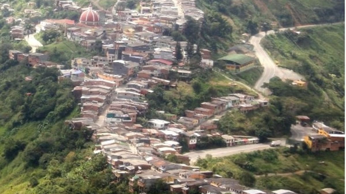 Denuncia: más de 30 personas están confinadas en una escuela por combates entre ilegales