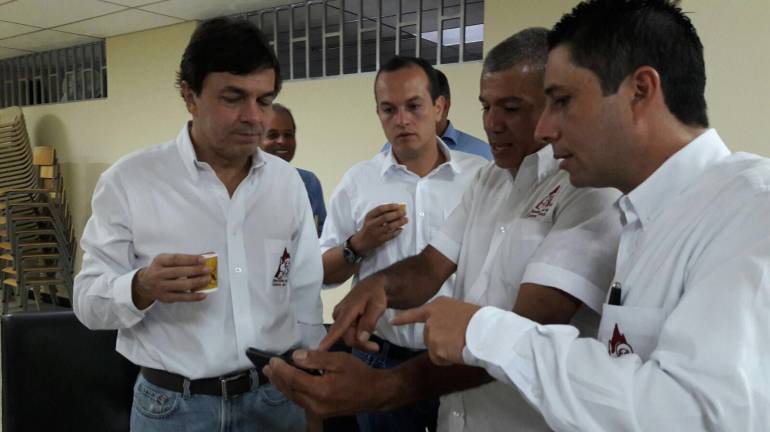 El gerente y los miembros del gremio cafetero nacional y departamental recogieron propuestas de los caficultores.