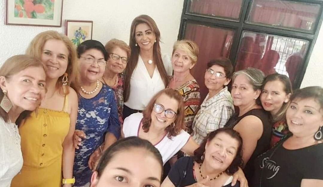 Adriana Magali Matiz junto algunas representantes de la Red de Mujeres. 