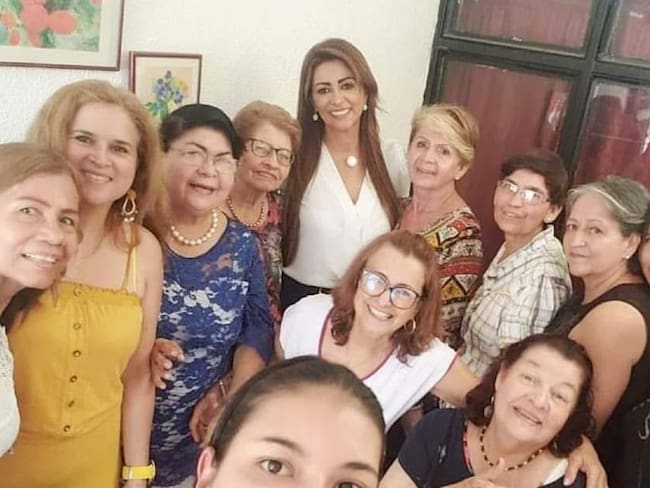 Adriana Magali Matiz junto algunas representantes de la Red de Mujeres. 