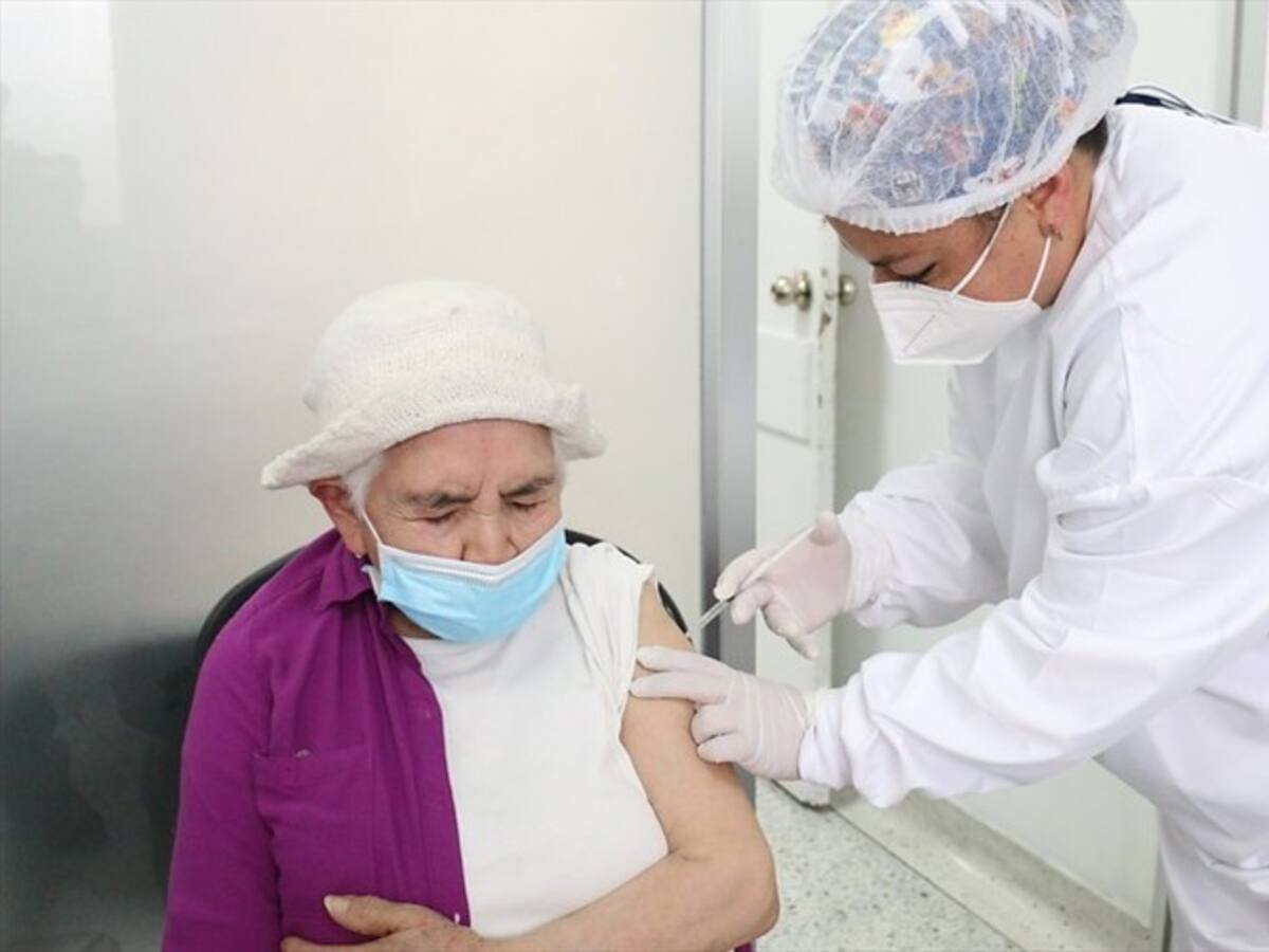 Colombia suscribirá tres importantes contratos de vacunación a mitad de año, dice Minsalud
