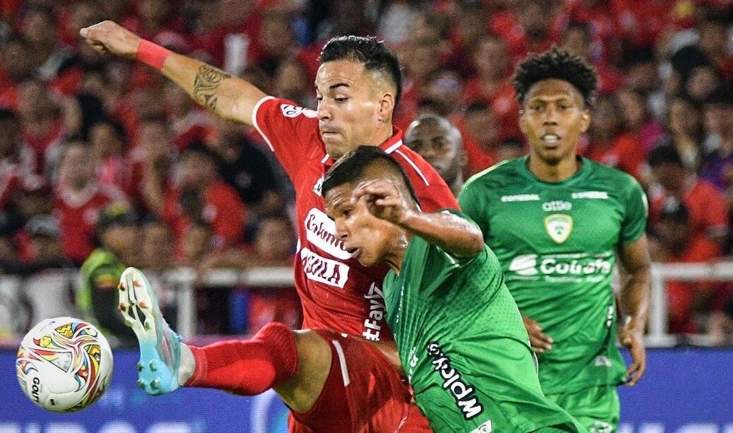 Facundo Suárez y Didier Bueno en un duelo por el balón durante el partido entre América de Cali y La Equidad / Foto: @AmericadeCali