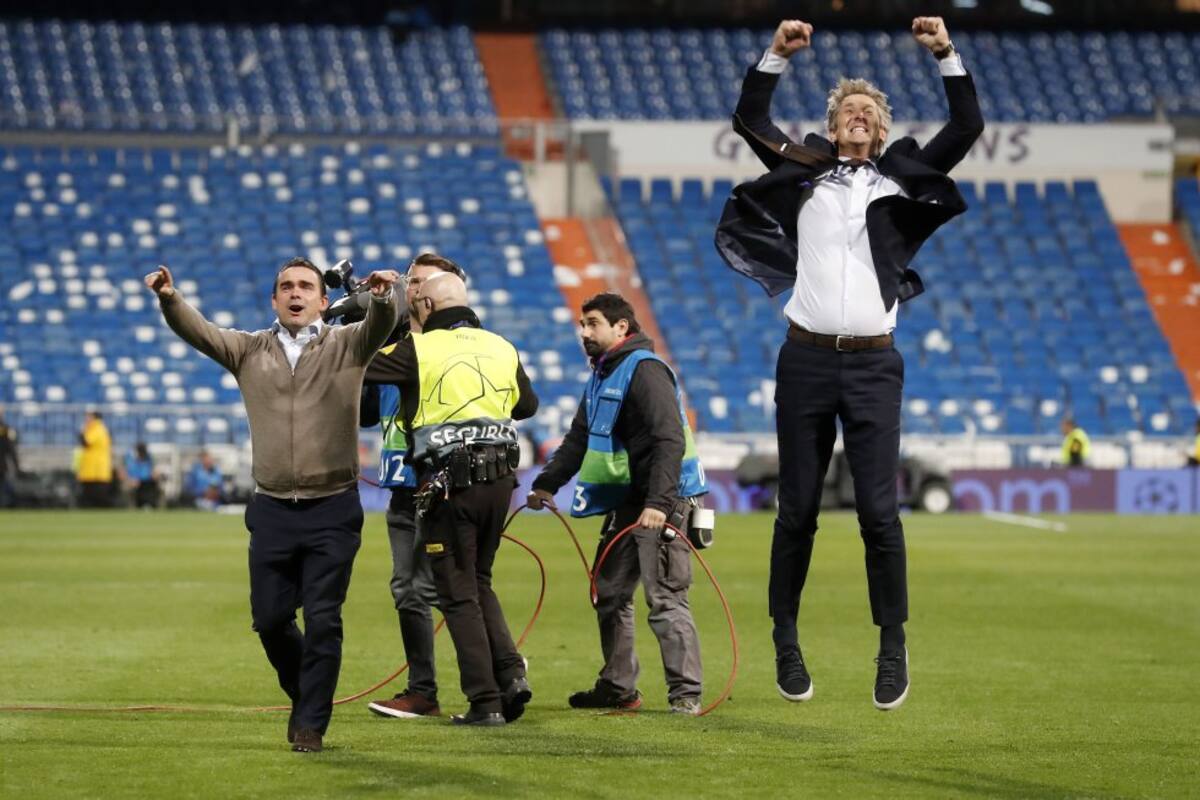 Marc Overmars y Van der Saar celebraron la victoria de su club en el Bernabéu
