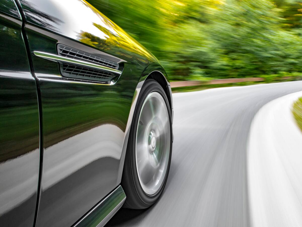 Esta es la razón por la que parece que las ruedas de los carros giraran hacia atrás