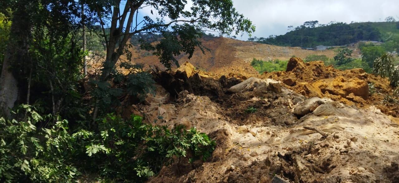700 mil metros cúbicos de tierra rodaron de la montaña sobre la vía antigua a Barrancabermeja