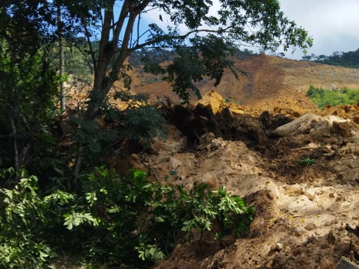 700 mil metros cúbicos de tierra rodaron sobre vía a Barrancabermeja