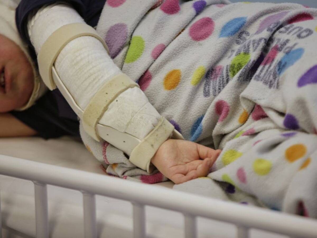 Niña de 10 años sufre una descarga eléctrica por un poste de alta tensión