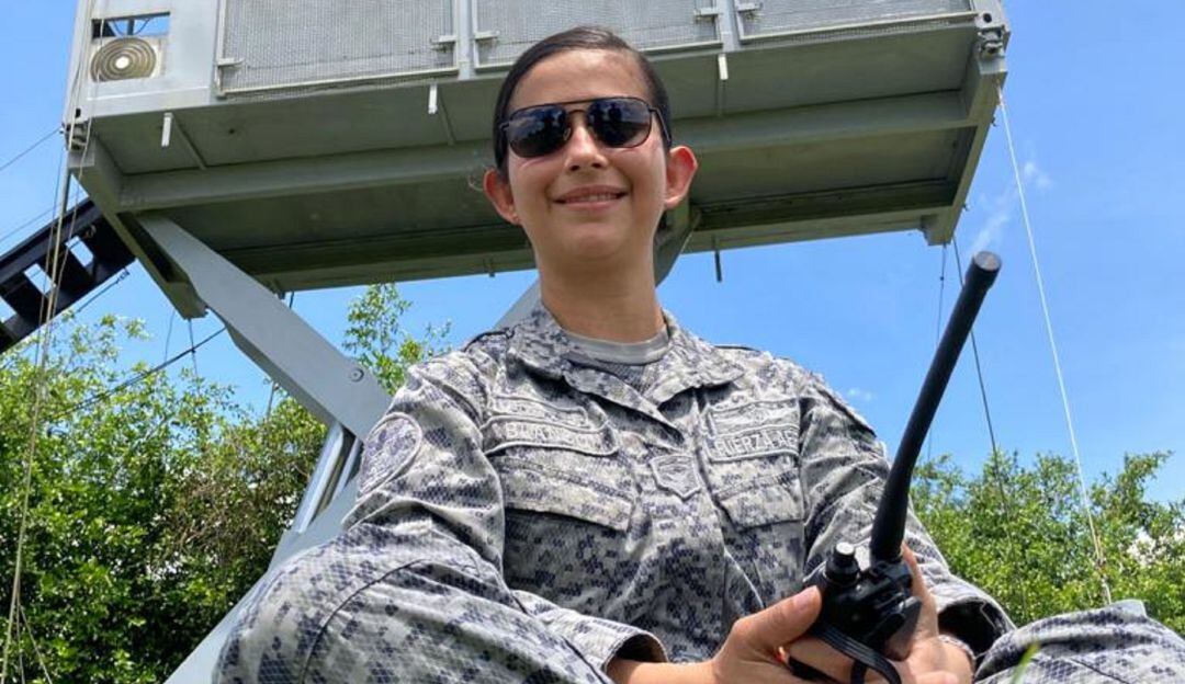 Técnico Cuarto de la FAC, Tannya Blanco, primera controladora aérea de la FAC en La Macarena, Meta.