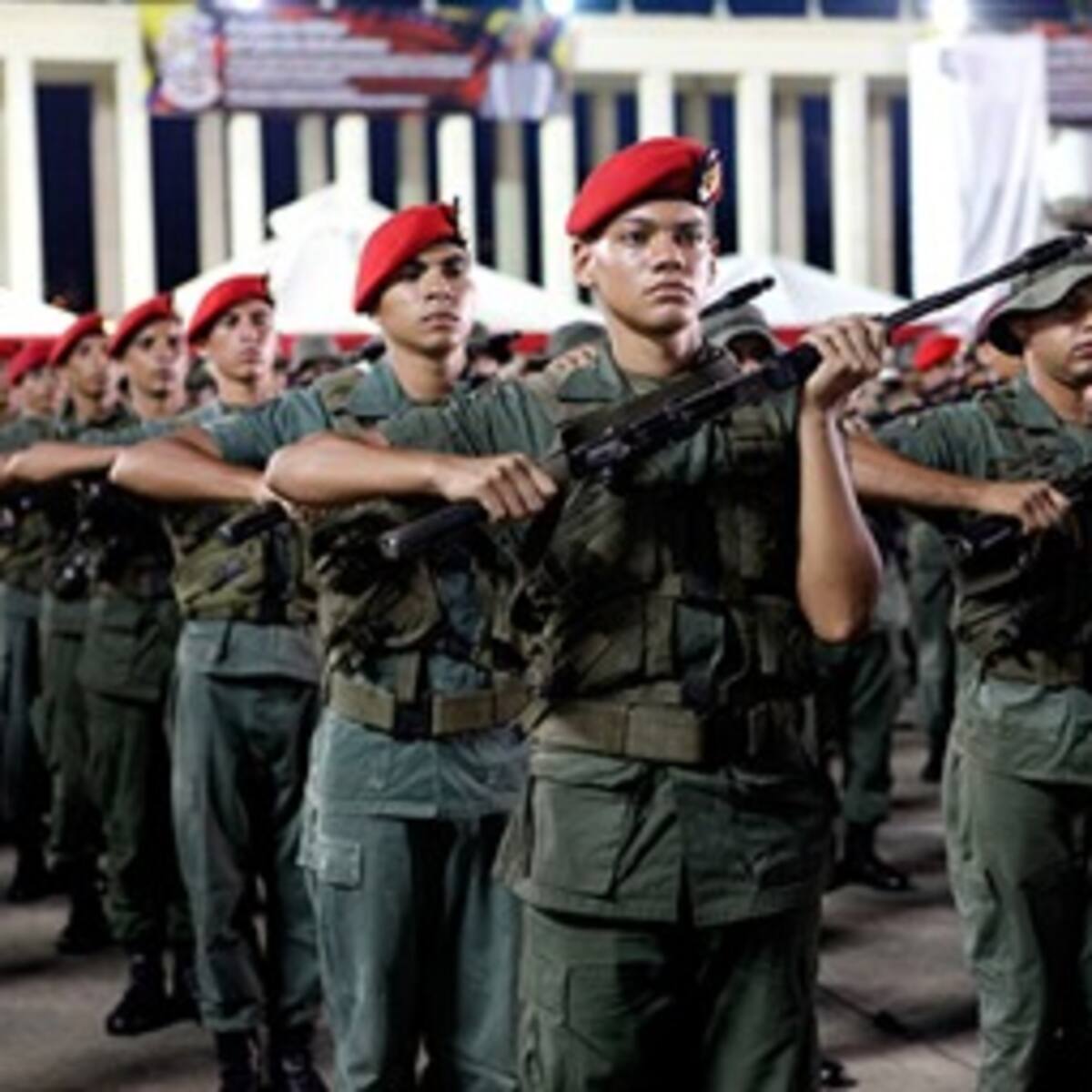 Las Fuerzas Armadas venezolanas le aseguran lealtad a Maduro