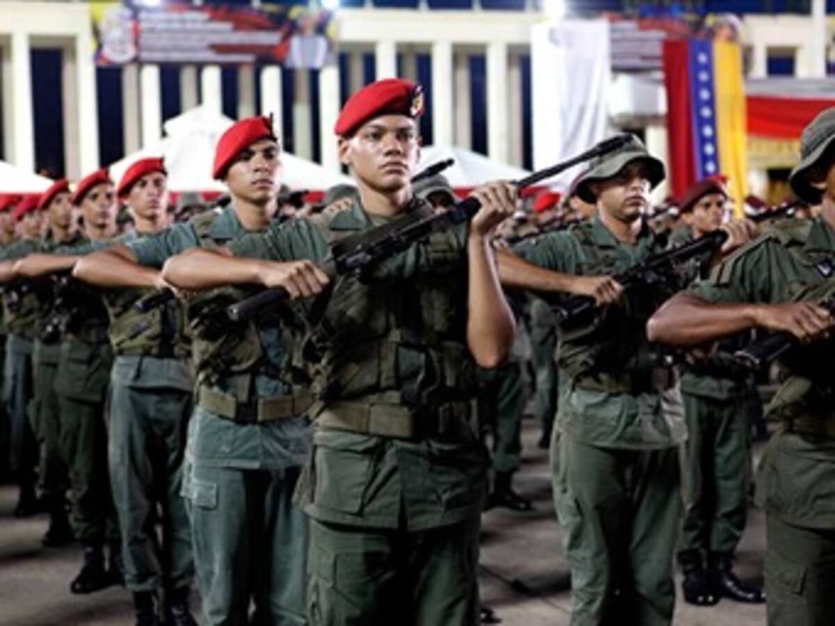 Las Fuerzas Armadas venezolanas le aseguran lealtad a Maduro