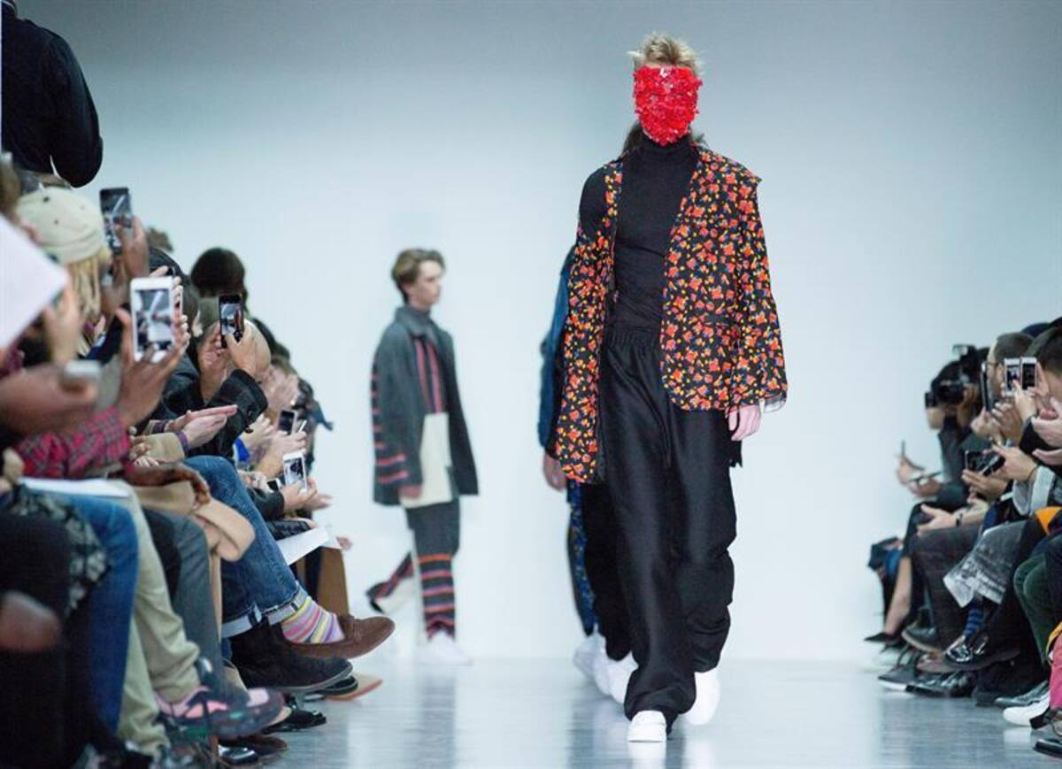 Una serie de modelos presentan la colección de otoño, invierno 2015 en la semana de la moda masculina en Londres, Inglaterra, que se realizará hasta el próximo 12 de enero.