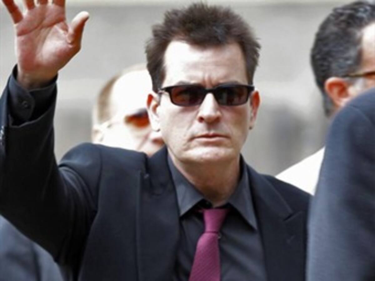 Warner despide a Charlie Sheen como protagonista de 'Two and a Half Men'