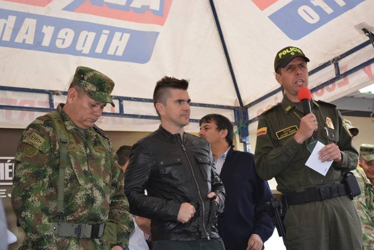 El artista colombiano se tomó fotos con los uniformados. Foto: Caracol Radio