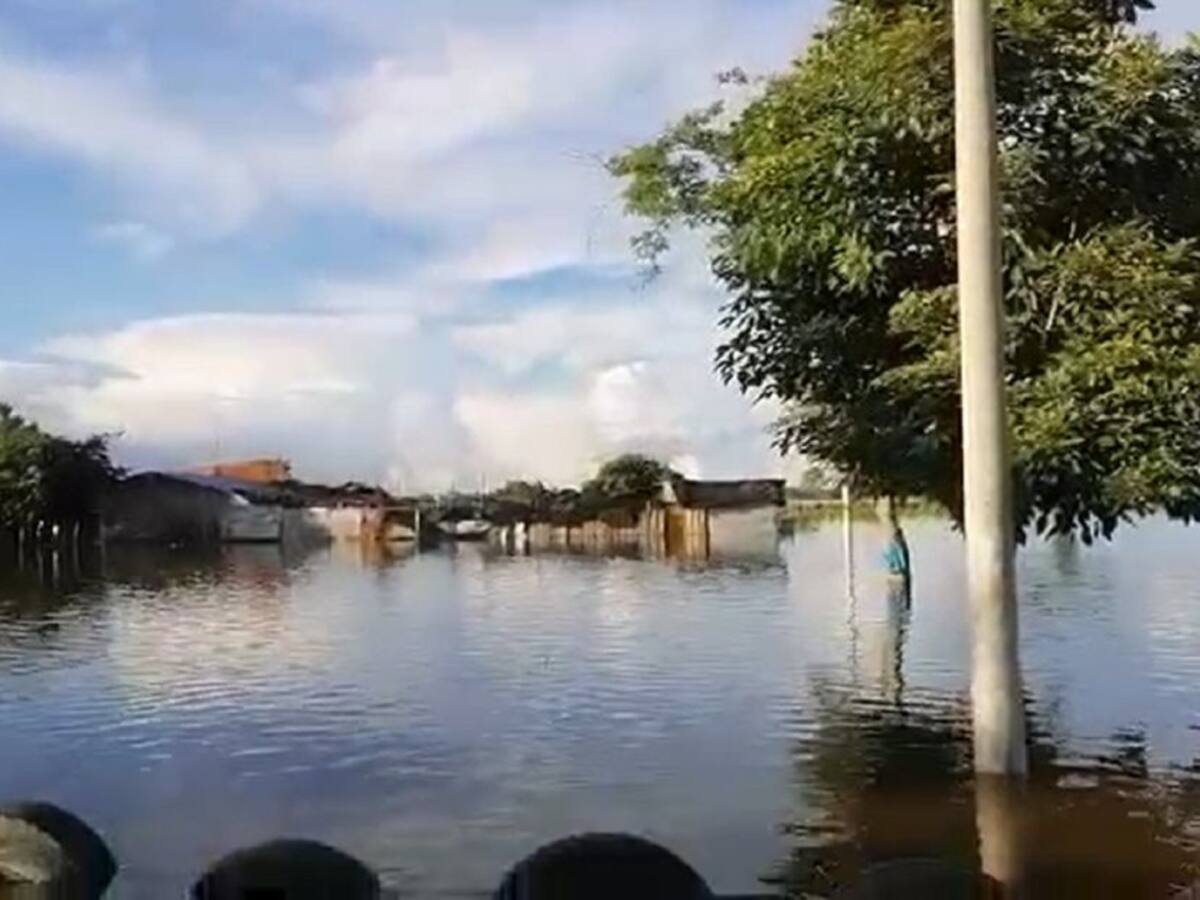 Con el agua hasta el cuello algunos habitantes de Puerto Wilches