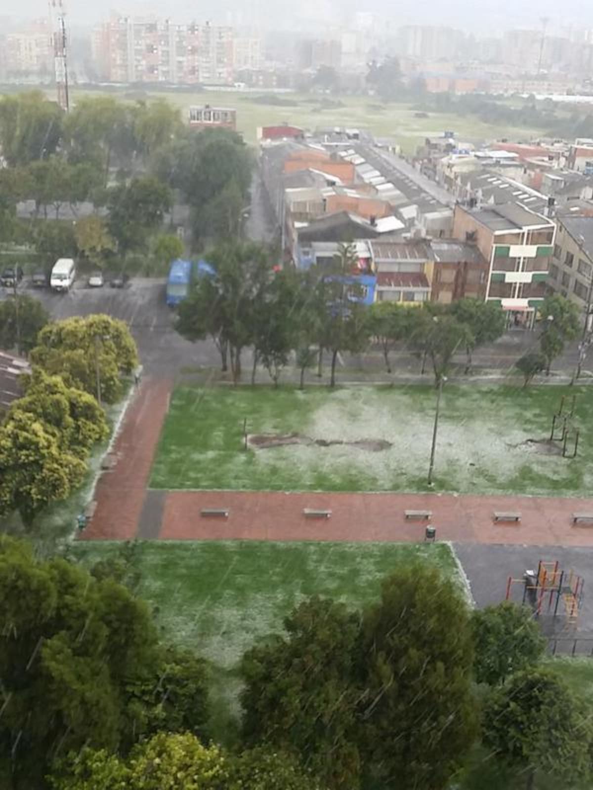 Las fuertes lluvias no han dado tregua en este fin de semana festivo, dejando varias emergencias ocasionadas por las granizadas e inundaciones.