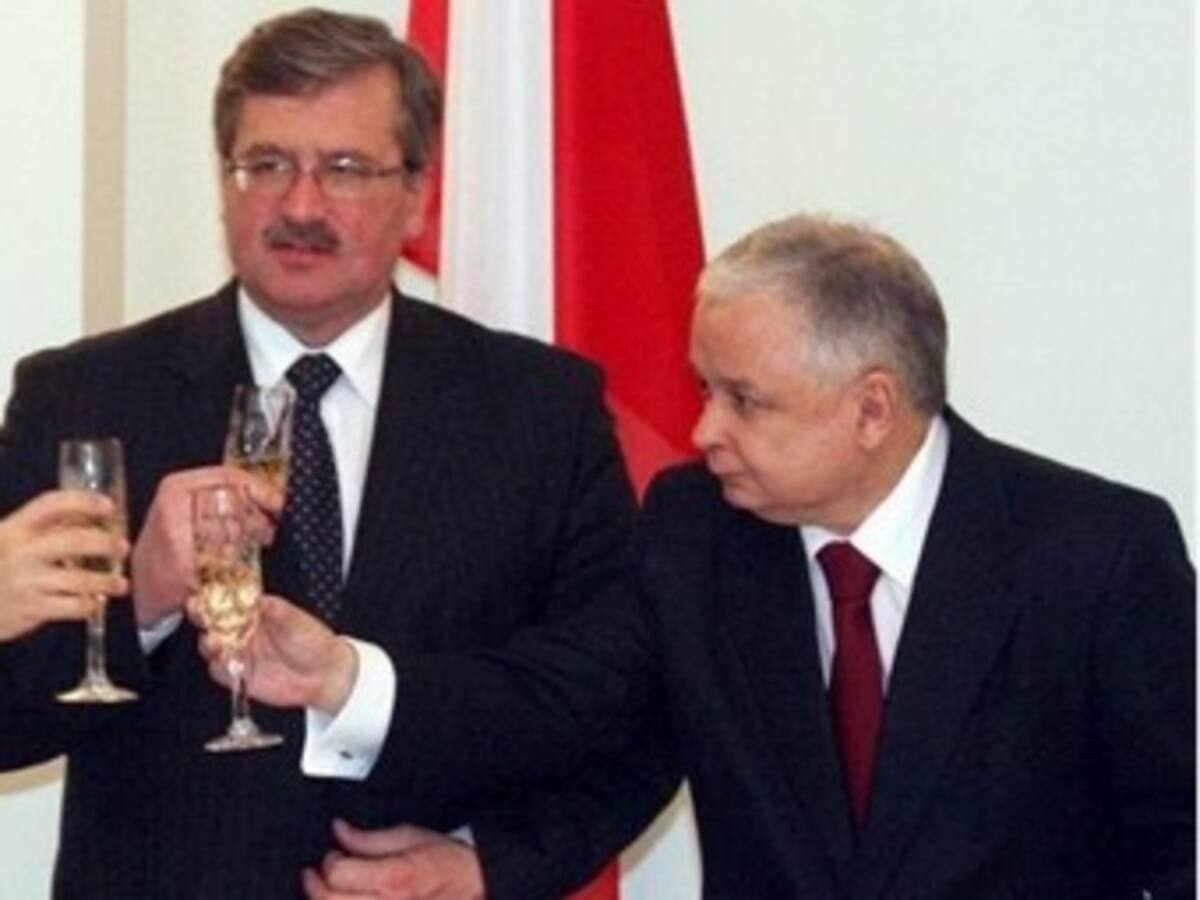 Candidato liberal se enfrentará con hermano de presidente fallecido en Polonia