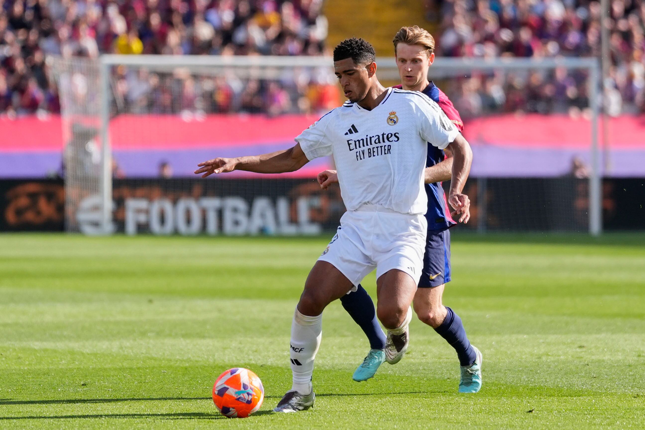 BARCELONA, 11/05/2025.-El centrocampista del Barcelona Frenkie de Jong, y el centrocampista del Real Madrid Jude Bellimgham, durante el partido de la jornada 35 de LaLiga EA Sports entre el Barcelona y el Real Madrid, este domingo en el Estadi Olímpic Lluís Companys.-EFE/ Siu Wu