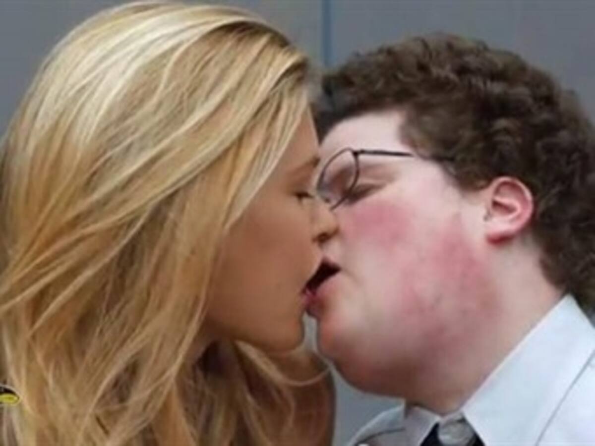 Así es el nerd que besó en 45 ocasiones a la despampanante top model, Bar Refaeli