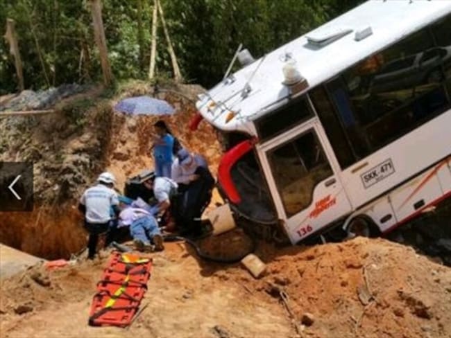 Siete personas lesionadas dejó accidente de un bus en Caldas, Antioquia