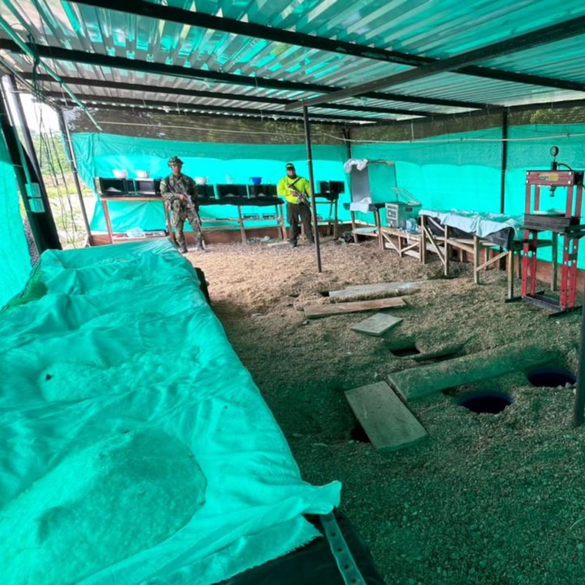 Descubren en Cesar megalaboratorio subterráneo de coca del ELN oculto como granja