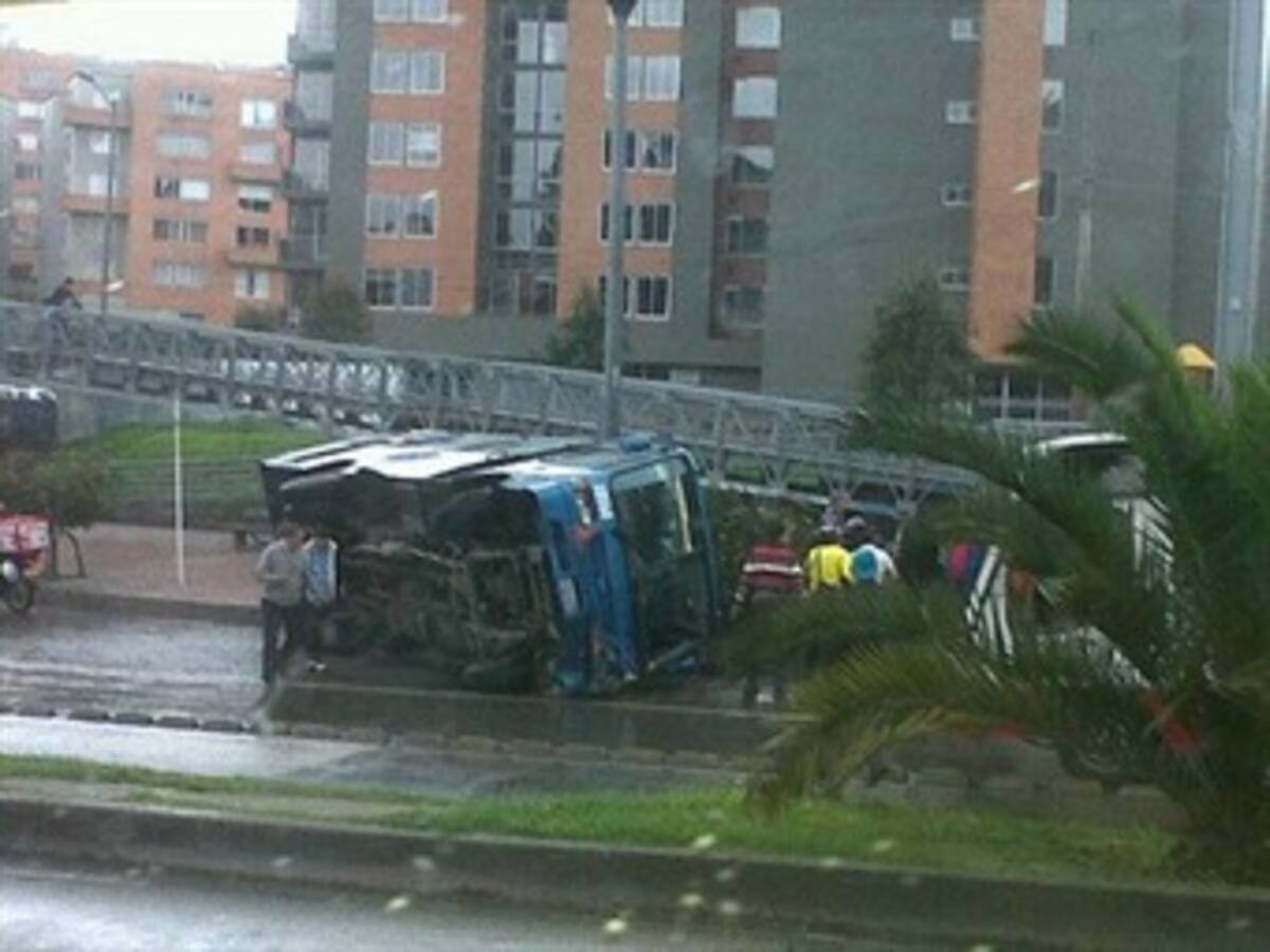 Buseta volcada generó problemas de movilidad en Avenida Suba