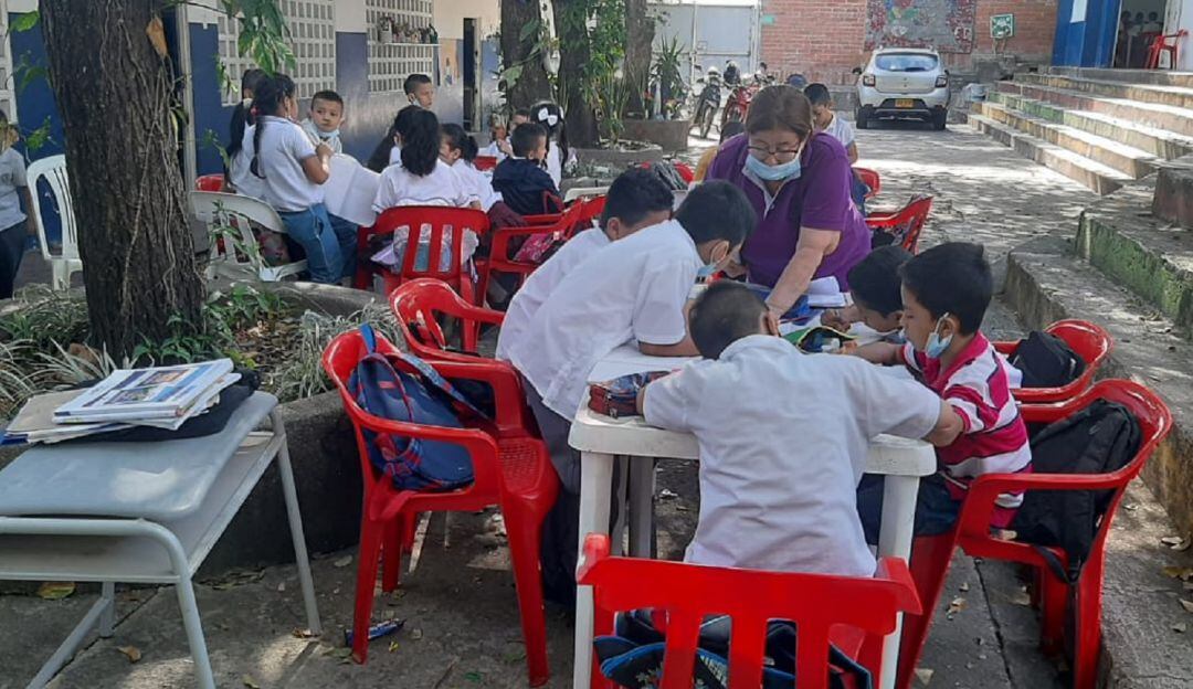 Los alumnos reciben clases en el patio del colegio por temor a que suceda una tragedia.