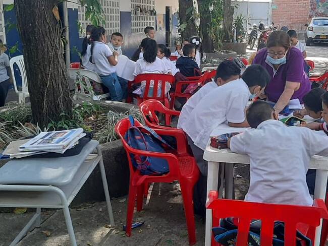 Los alumnos reciben clases en el patio del colegio por temor a que suceda una tragedia.