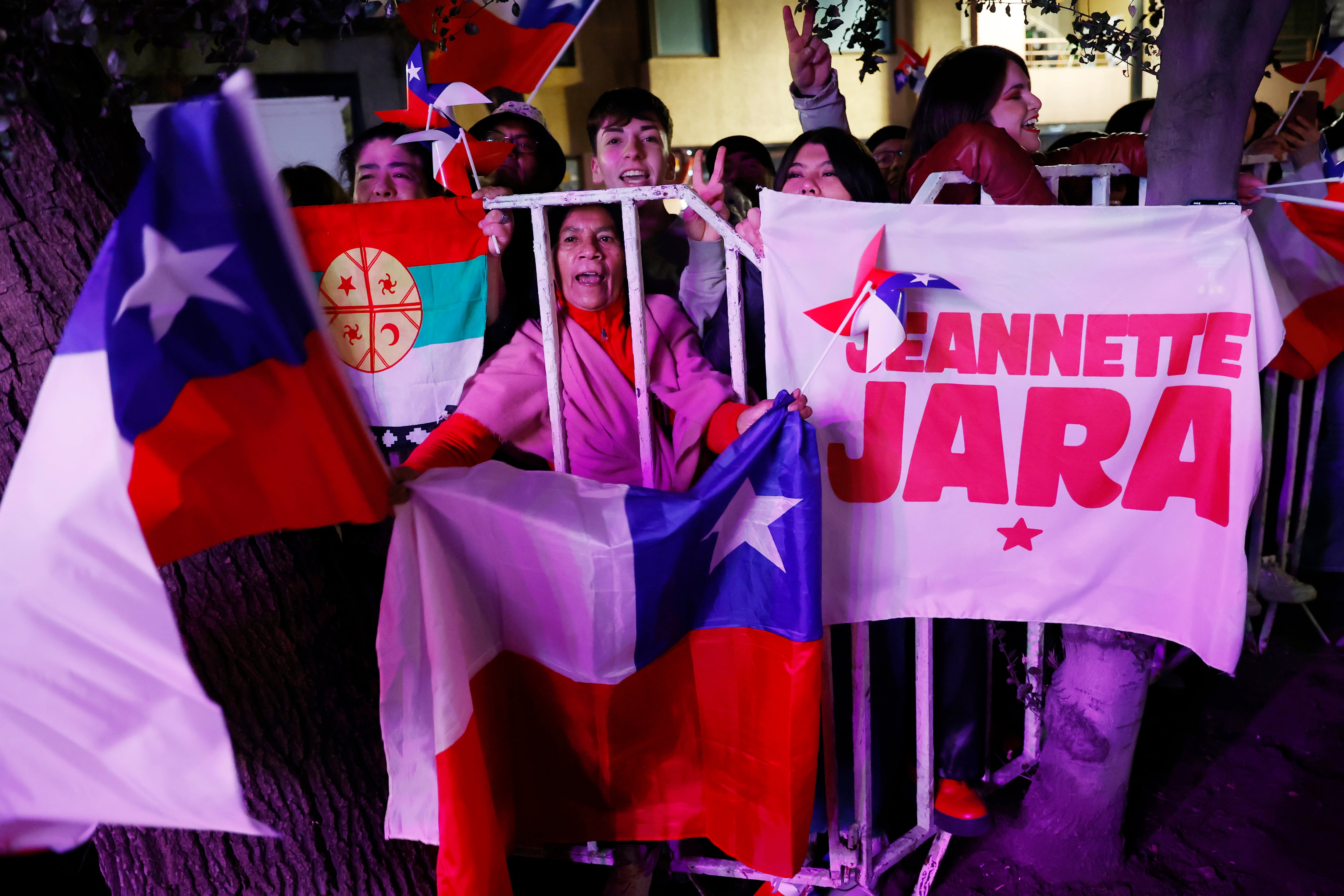 AME9788. SANTIAGO (CHILE), 29/06/2025.- Seguidores de la candidata comunista, Jeannette Jara, festejan su triunfo este domingo, en Santiago (Chile). Jara, exministra de Trabajo del Gobierno de Gabriel Boric, ganó las primarias progresistas en Chile y se convirtió en la candidata de la izquierda para las elecciones presidenciales de finales de año, según el 77,5 % de los votos escrutados. EFE/ Elvis González
