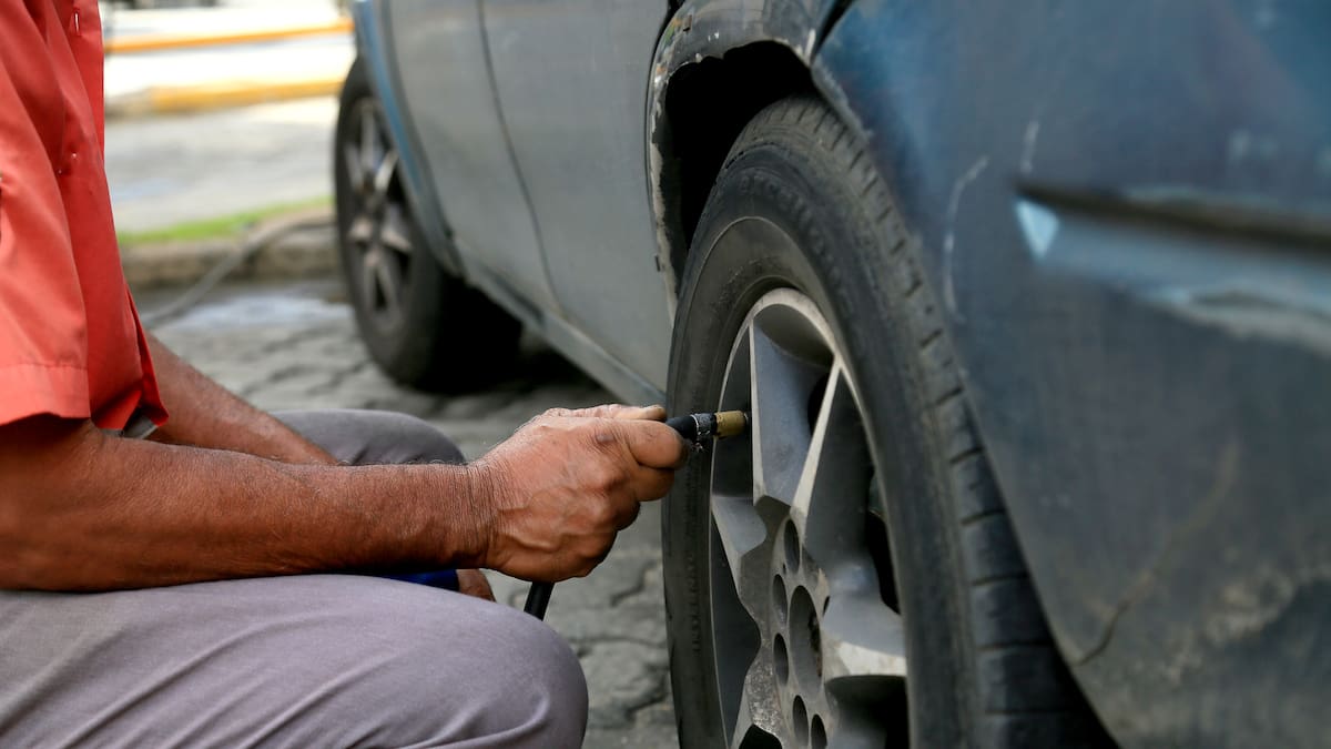 ¿Cómo saber cuánto llenar las llantas del carro? La respuesta estaría en la puerta
