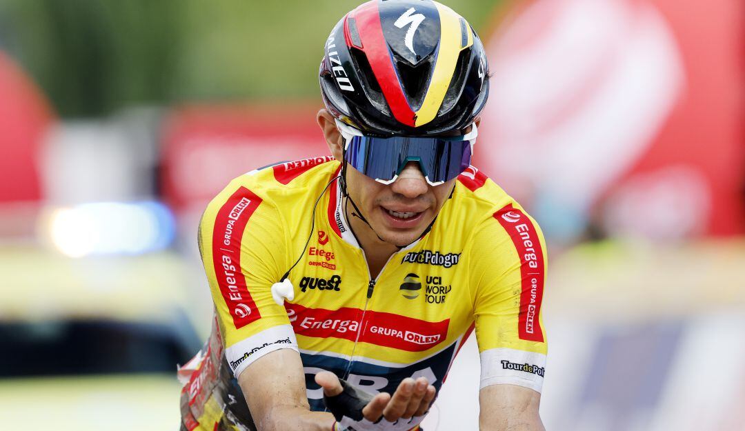 Sergio Higuita se duele de la mano izquierda tras la caída sufrida al cierre de la cuarta etapa del Tour de Polonia.