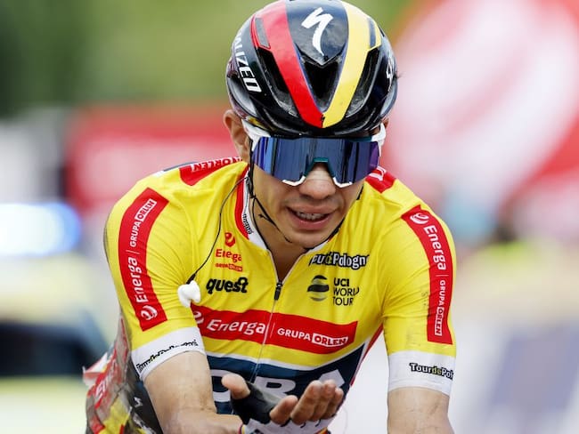 Sergio Higuita se duele de la mano izquierda tras la caída sufrida al cierre de la cuarta etapa del Tour de Polonia.