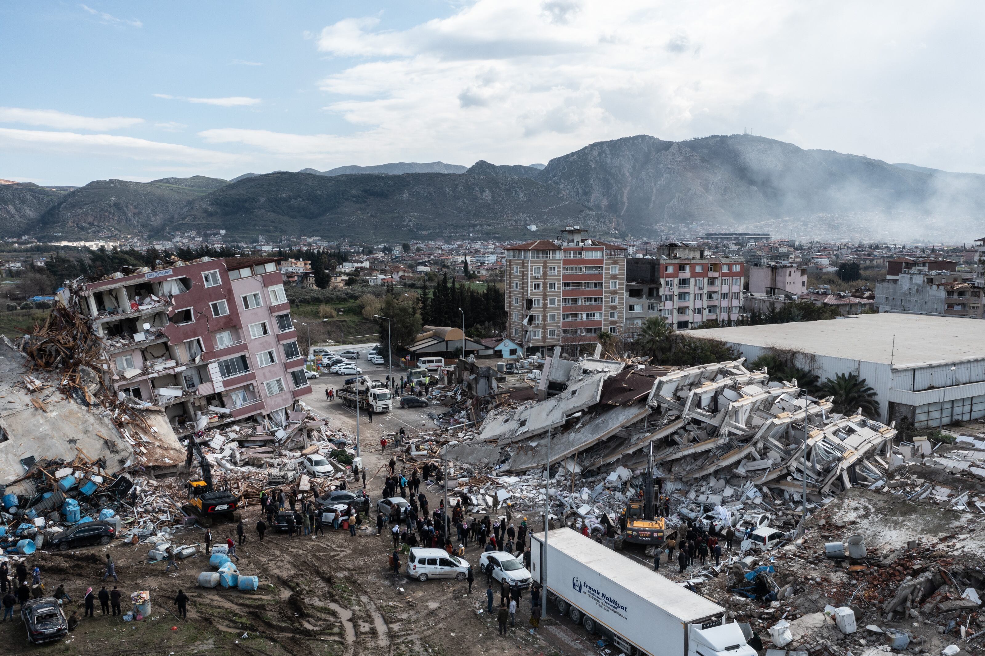 El humo sale de la escena de un edificio derrumbado el 7 de febrero de 2023 en Hatay, Turquía. Un terremoto de magnitud 7,8 golpeó cerca de Gaziantep, Turquía. Foto de Burak Kara/Getty Images.