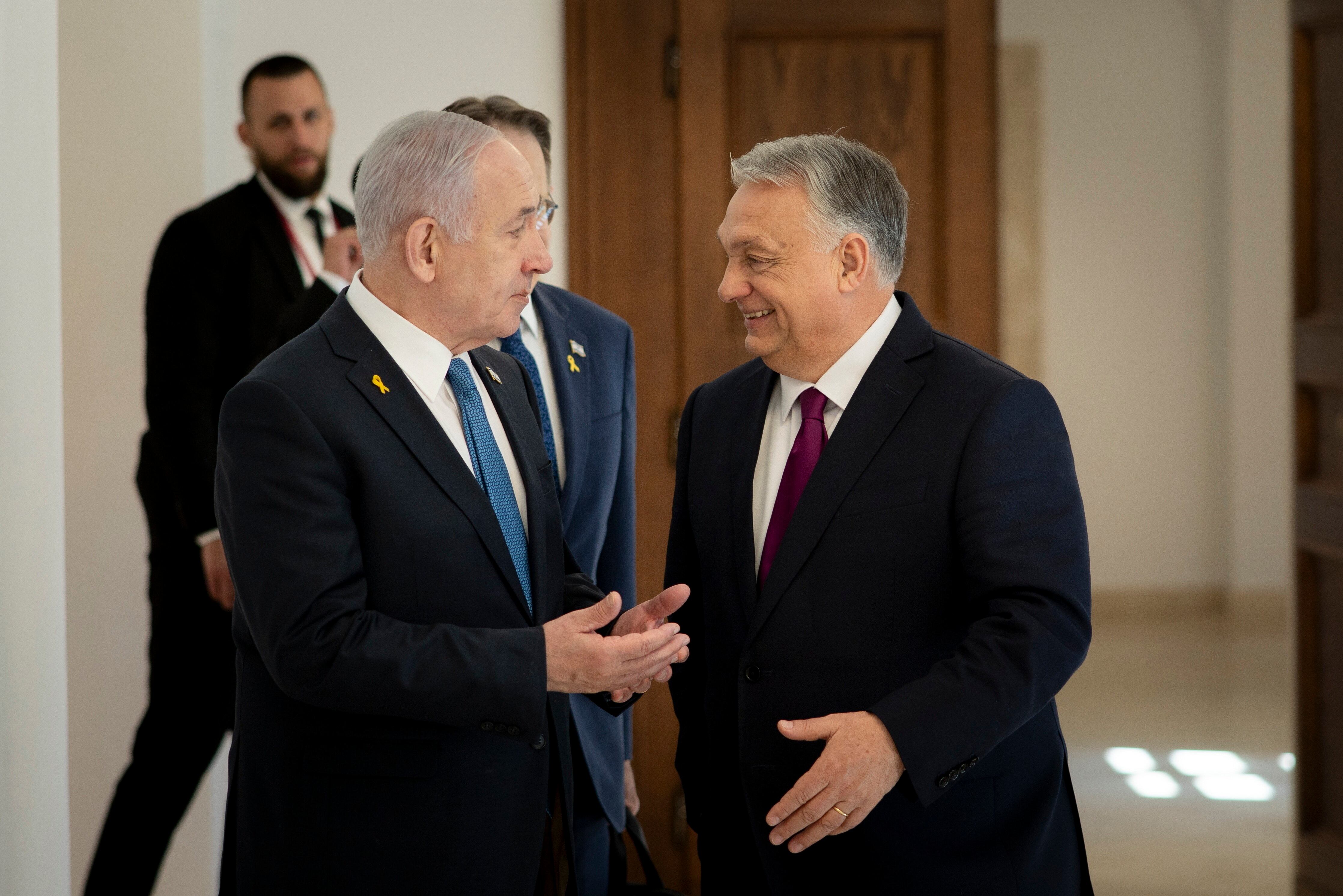 Budapest (Hungary), 03/04/2025.- A handout photo made available by the Hungarian Prime Minister's Press Office shows Hungarian Prime Minister Viktor Orban (R) receiving Israeli Prime Minister Benjamin Netanyahu in the government headquarters in Budapest, Hungary, 03 April 2025. (Hungría) EFE/EPA/ZOLTAN FISCHER / HANDOUT HANDOUT EDITORIAL USE ONLY/NO SALES