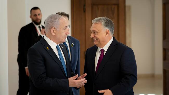 Budapest (Hungary), 03/04/2025.- A handout photo made available by the Hungarian Prime Minister's Press Office shows Hungarian Prime Minister Viktor Orban (R) receiving Israeli Prime Minister Benjamin Netanyahu in the government headquarters in Budapest, Hungary, 03 April 2025. (Hungría) EFE/EPA/ZOLTAN FISCHER / HANDOUT HANDOUT EDITORIAL USE ONLY/NO SALES