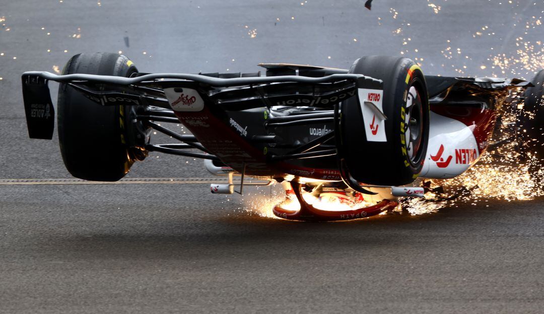 El auto del chino Zhou en el momento del accidente en Silverstone.
