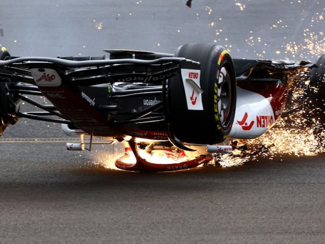 El auto del chino Zhou en el momento del accidente en Silverstone.