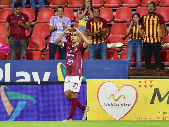 Alex Castro festeja una anotación con el Deportes Tolima / Instagram: Deportes Tolima.