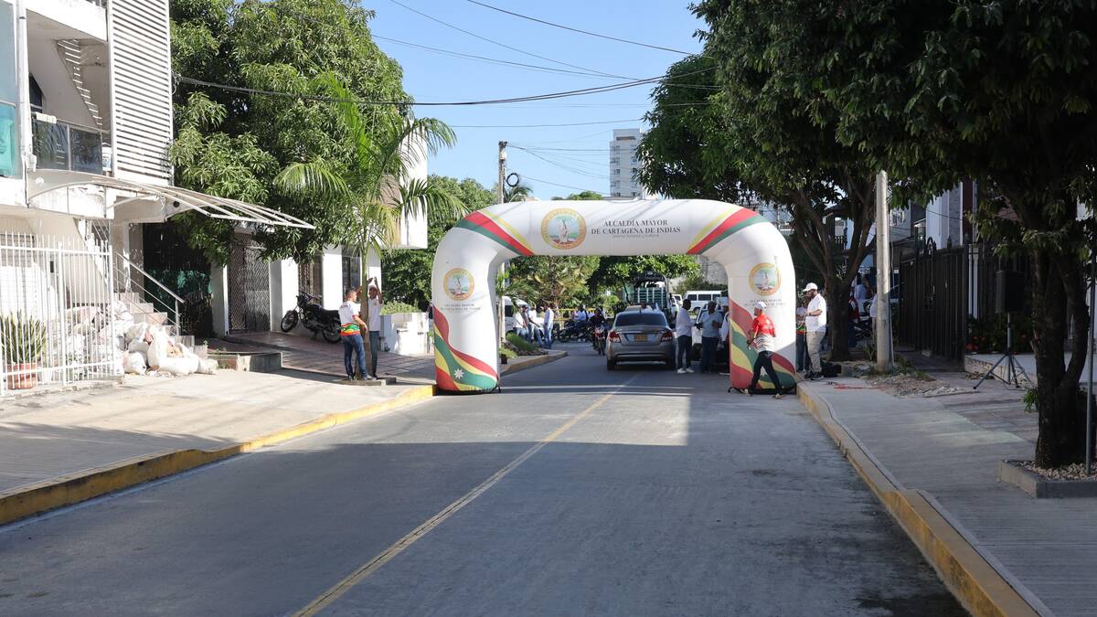 Alcalde de Cartagena, Dumek Turbay, inauguró vía en el barrio Alameda La Victoria